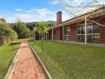 Alpine Mist - Spacious 5 Bedroom Home - Foster Accommodation 1