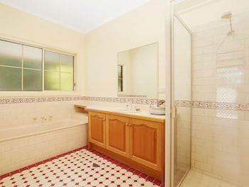 Alpine Mist - Spacious 5 Bedroom Home - Foster Accommodation 6