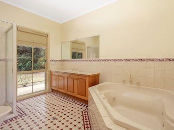 Alpine Mist - Spacious 5 Bedroom Home - Foster Accommodation 5