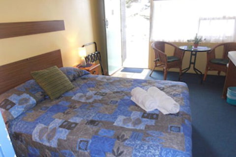 Black Swan Waterfront Motel Not Suitable For Children - Foster Accommodation 3