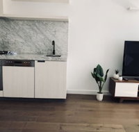 Level 8 Marvelous Apartment with pool access - Foster Accommodation
