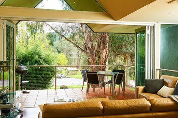 No.6 - Luxury Private Haven In The Heart Of Bright - Foster Accommodation 2