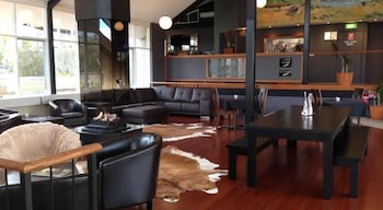 Horizons 216 - Lake Jindabyne Waterfront - Foster Accommodation 0