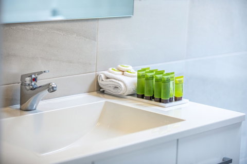 Nightcap At Coolaroo Hotel - Foster Accommodation 6