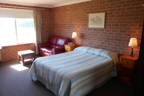 Vacy Village Motel - Foster Accommodation 0