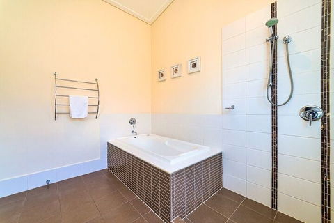 Bayhill Manor In Sanctuary Cove - Foster Accommodation 4