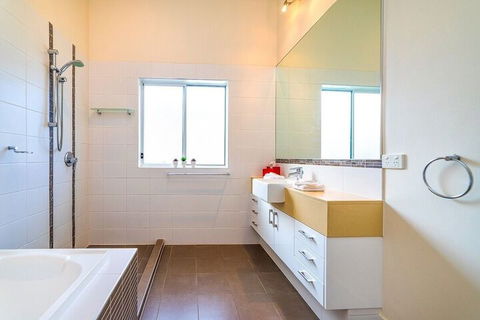 Bayhill Manor In Sanctuary Cove - Foster Accommodation 1