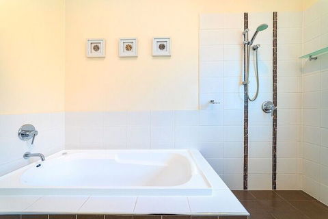 Bayhill Manor In Sanctuary Cove - Foster Accommodation 2