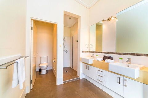 Bayhill Manor In Sanctuary Cove - Foster Accommodation 5