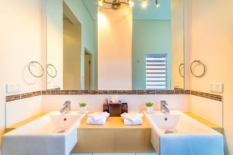 Bayhill Manor In Sanctuary Cove - Foster Accommodation 3