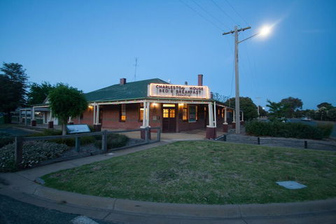 Charleston House - Mathoura - Foster Accommodation 2