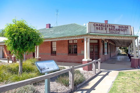Charleston House - Mathoura - Foster Accommodation 1
