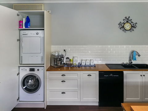 Airport B&B - Foster Accommodation 1