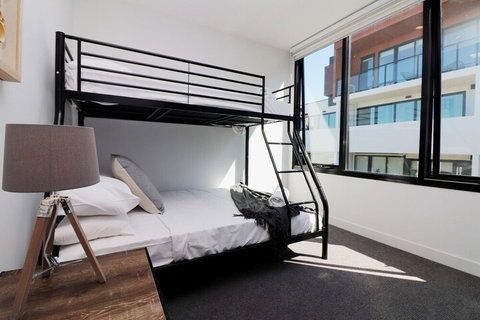 Queen Of Northcote Views Rejuvenate Stays - Foster Accommodation 5