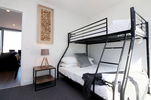 Queen Of Northcote Views Rejuvenate Stays - Foster Accommodation 7