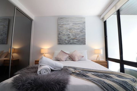 Queen Of Northcote Views Rejuvenate Stays - Foster Accommodation 1