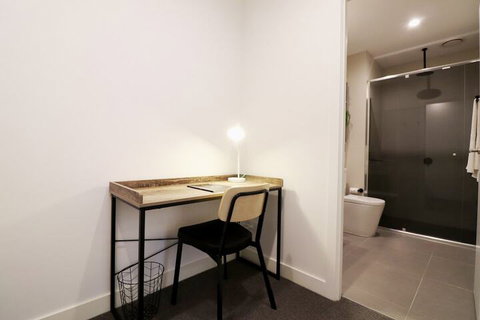 Queen Of Northcote Views Rejuvenate Stays - Foster Accommodation 4