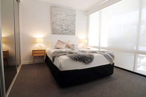 Queen Of Northcote Views Rejuvenate Stays - Foster Accommodation 2