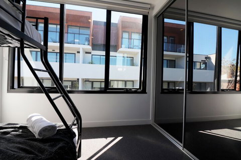 Queen Of Northcote Views Rejuvenate Stays - Foster Accommodation 6