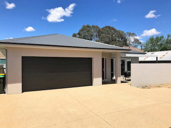 Central Wagga Apartment - Foster Accommodation 0