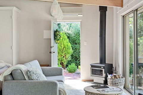 Adelaide Hills Retreats - Foster Accommodation 5
