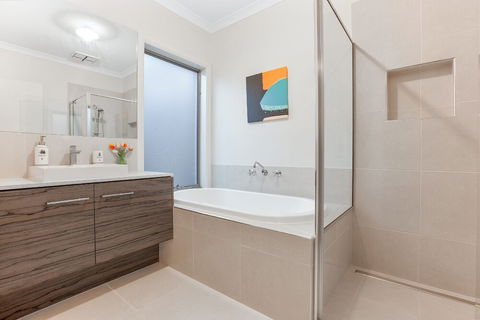 Lakeside Retreat & Business - Foster Accommodation 6