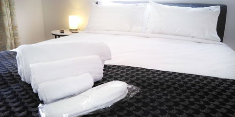 Lakeside Retreat & Business - Foster Accommodation 4