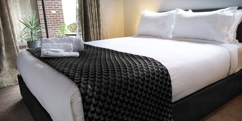 Lakeside Retreat & Business - Foster Accommodation 1