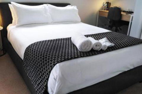 Lakeside Retreat & Business - Foster Accommodation 0