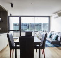 Sleek Arthouse Apartment With Pool Close to City - Foster Accommodation