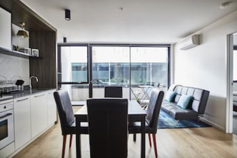 Sleek Arthouse Apartment With Pool Close To City - Foster Accommodation 0