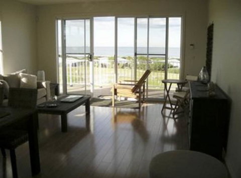 Caves Coastal Bar & Bungalows - Foster Accommodation 4