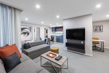 Deco Hotel - Foster Accommodation 1