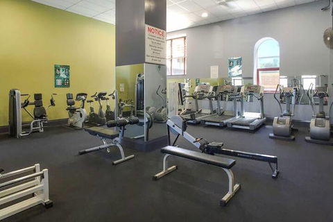 Ample Space In This 1 Bed Apt Also With Pool / Gym - Foster Accommodation 6
