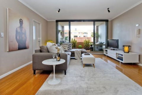 Ample Space In This 1 Bed Apt Also With Pool / Gym - Foster Accommodation 0