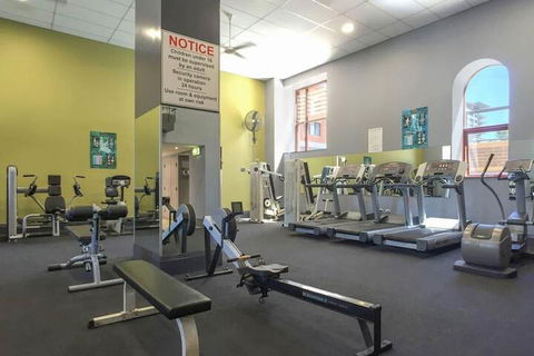 Ample Space In This 1 Bed Apt Also With Pool / Gym - Foster Accommodation 7