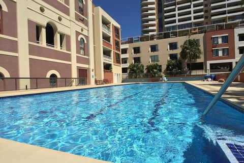 Ample Space In This 1 Bed Apt Also With Pool / Gym - Foster Accommodation 4