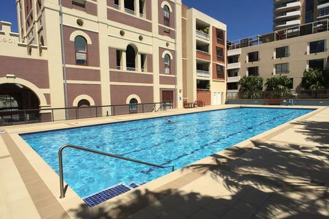 Ample Space In This 1 Bed Apt Also With Pool / Gym - Foster Accommodation 3