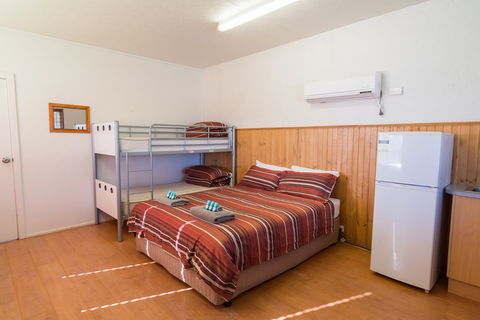 Edithburgh Caravan Park - Foster Accommodation 4