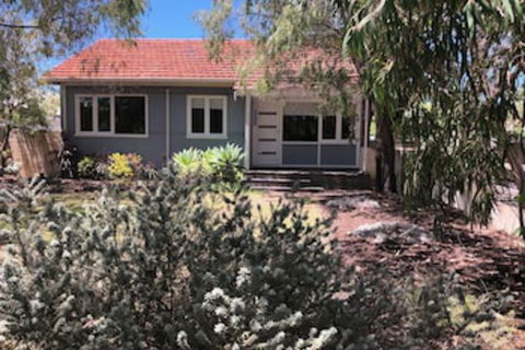 Barefoot Beach Cottage - Foster Accommodation 0