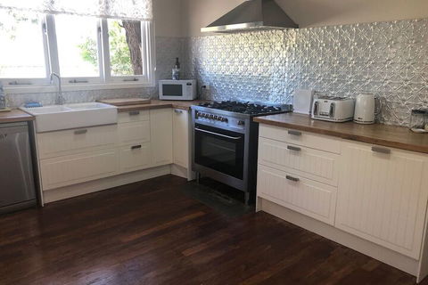 Barefoot Beach Cottage - Foster Accommodation 6