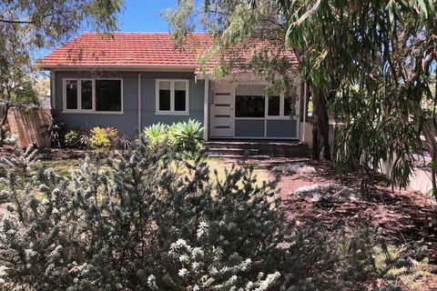 Barefoot Beach Cottage - Foster Accommodation 3