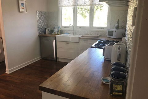 Barefoot Beach Cottage - Foster Accommodation 5