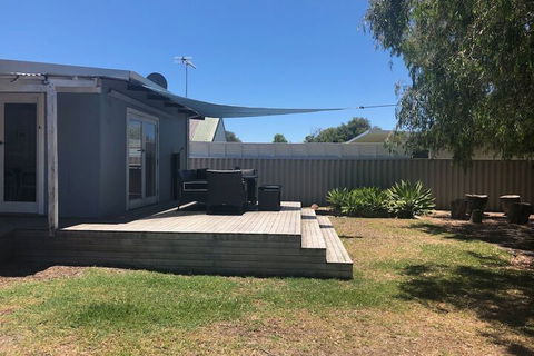 Barefoot Beach Cottage - Foster Accommodation 1