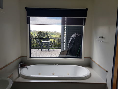 River Vineyard Retreat - Foster Accommodation 1