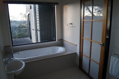 River Vineyard Retreat - Foster Accommodation 4