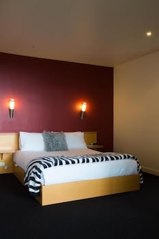 River Vineyard Retreat - Foster Accommodation 6