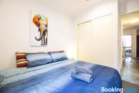 Deluxe Stays McMillan Holiday Apartments With Complimentary Parking & Netflix - Foster Accommodation 7
