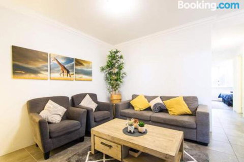 Deluxe Stays McMillan Holiday Apartments With Complimentary Parking & Netflix - Foster Accommodation 4