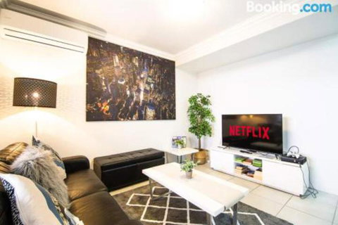 Deluxe Stays McMillan Holiday Apartments With Complimentary Parking & Netflix - Foster Accommodation 2
